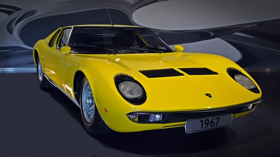 Lamborghini Miura in yellow