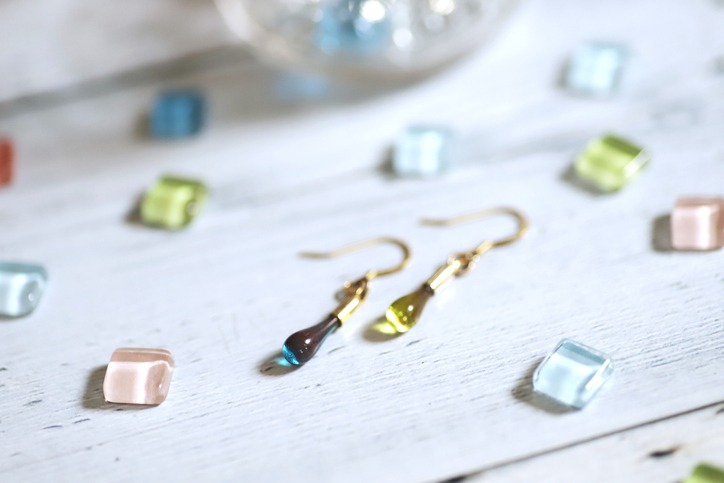 Cute teardrop-shaped earring made of glass and colorful glass tiles